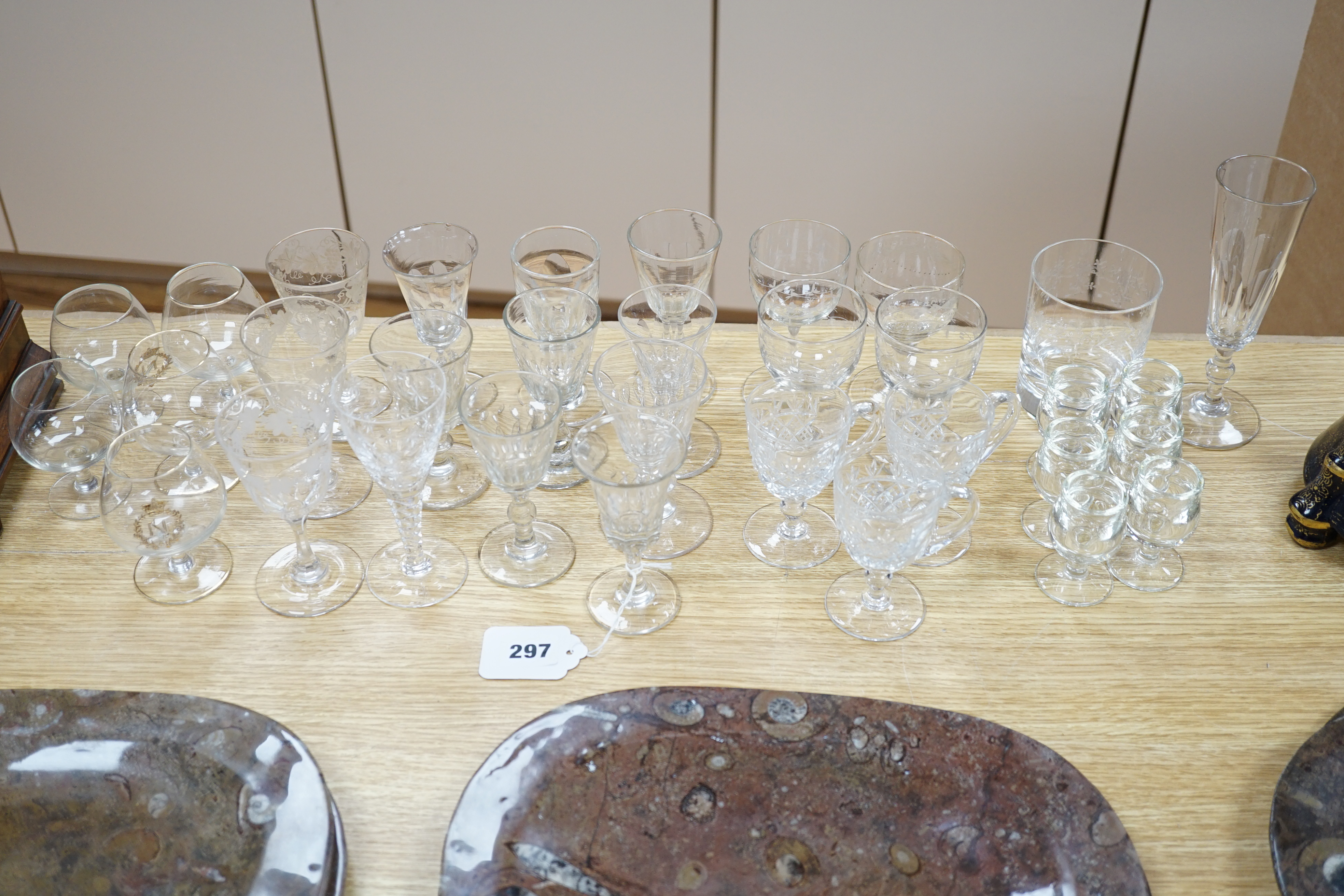 A collection of mostly 20th century glassware (33)